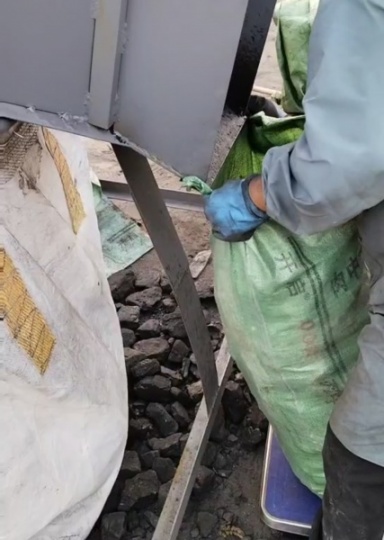 优质取暖煤块，精选过筛装袋，电话联系